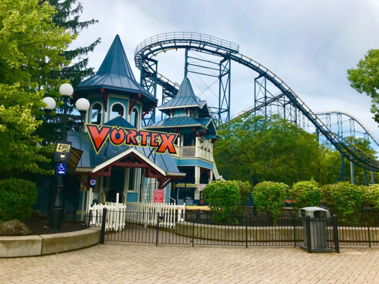  Kings Island's Vortex Is Sinking 
Many coaster freaks have heard that the Vortex is sinking into the ground because Kings Island is built almost entirely on a swamp. Many say this rumor started as an April Fools joke in the 1990s. This urban legend is now a nonissue, given the fact that the Vortex closed in 2019 (for mostly mechanical reasons, not because it had sank inches into the ground). Despite its closure, the Vortex remains a legend among easily persuaded kids who recently crossed the 48-inch height requirement to ride.