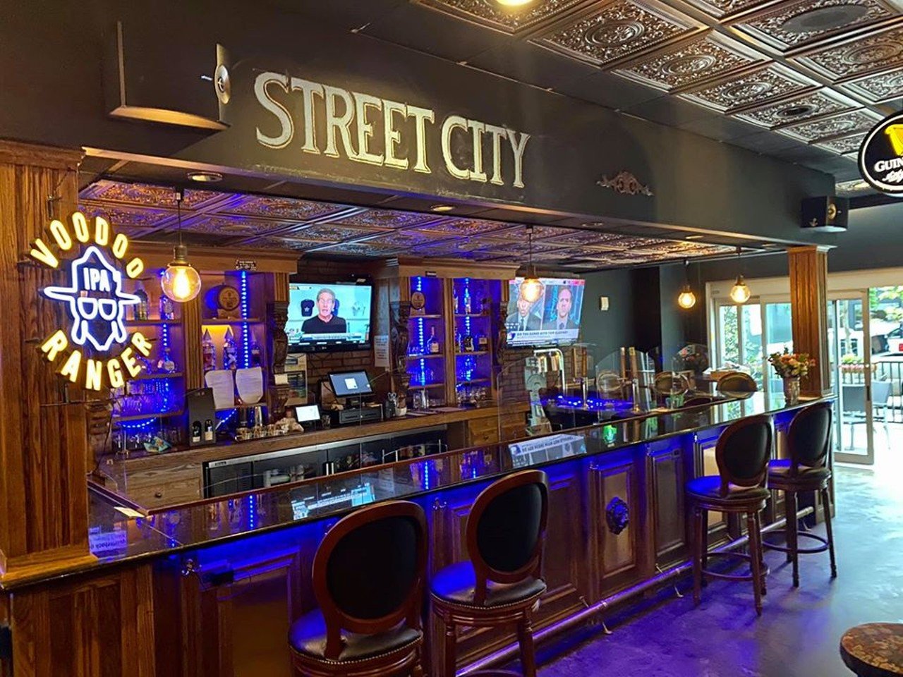 Street City Pub580 Walnut St., Downtown
Specializing in an urban gourmet menu, this traditional Irish pub offers a relaxed vibe and broad selection of craft beer. Try Fretboard-beer-battered cod.