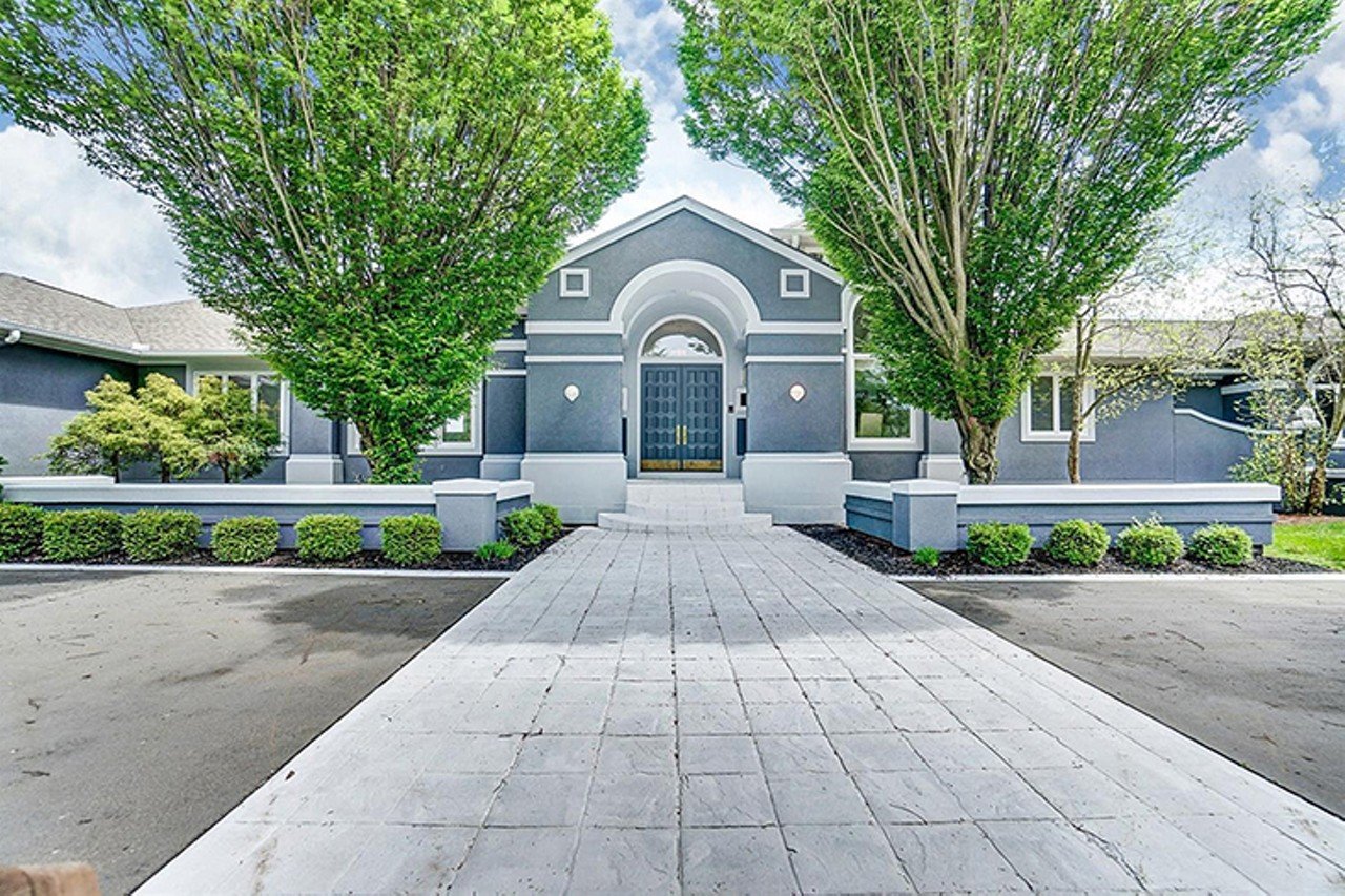 Barry Larkin's Former &#146;90s Glamour Mansion in Amberley Village is Back on the Market