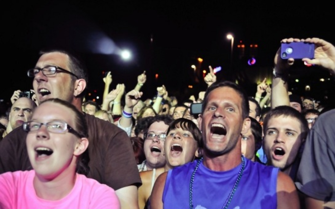 Bunbury crowd watching Weezer (Photo: Jesse Fox)