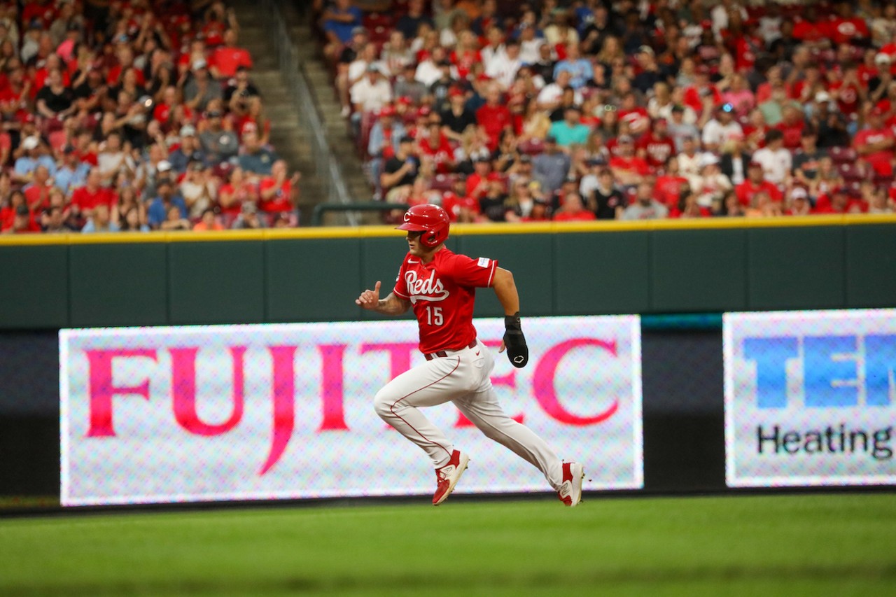 Nick Senzel running toward third base to make it home and tie up the game | Cincinnati Reds vs. St. Louis Cardinals | Sept. 9, 2023