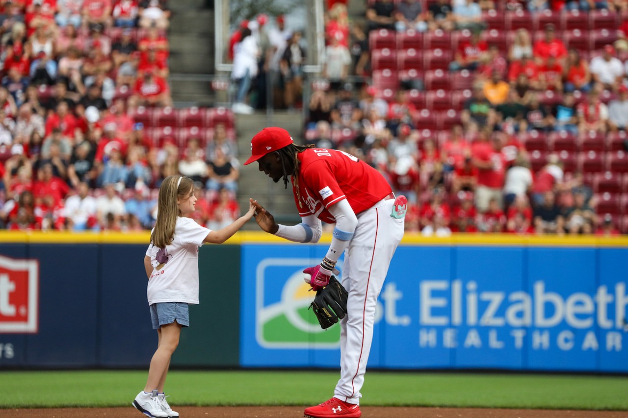 Elly De La Cruz signs a ball and talks to a girl before the game | Cincinnati Reds vs. St. Louis Cardinals | Sept. 9, 2023
