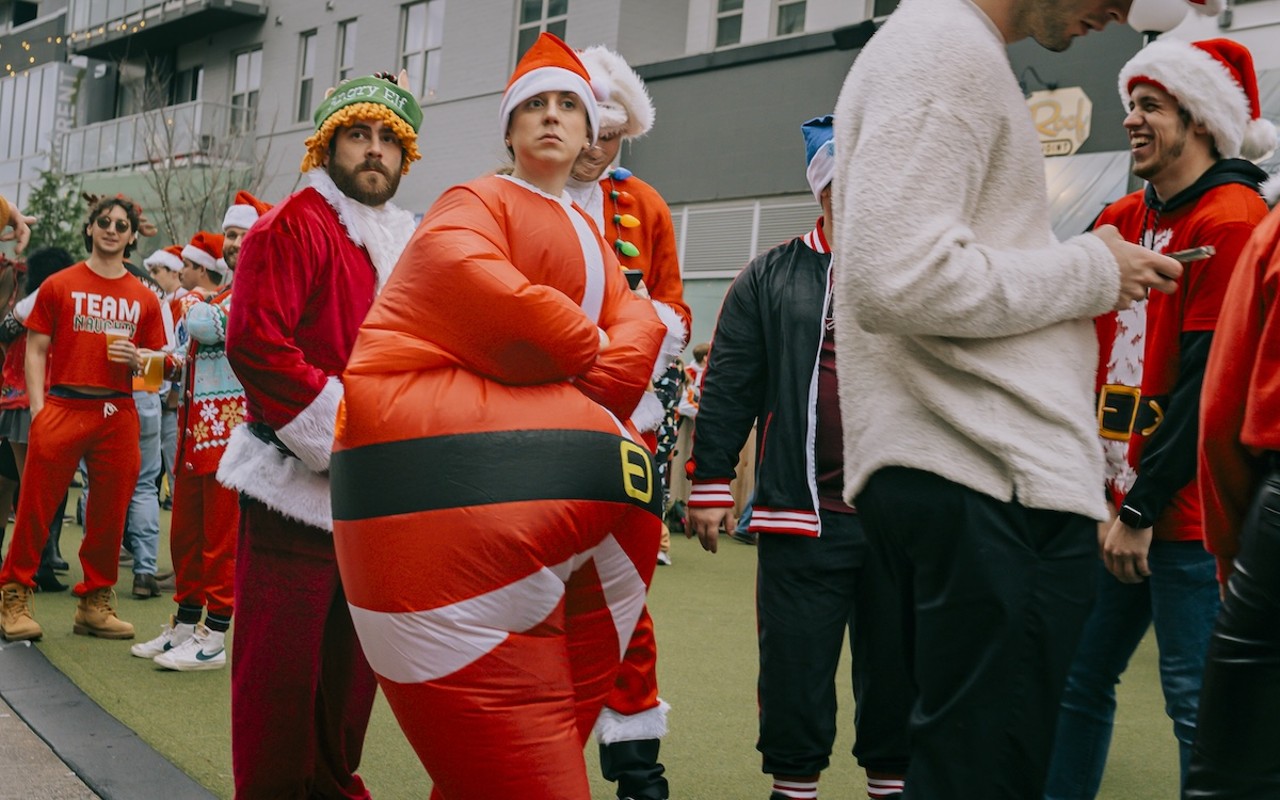 Drunk Santas Take Over Downtown During 2023 Cincinnati SantaCon [PHOTOS