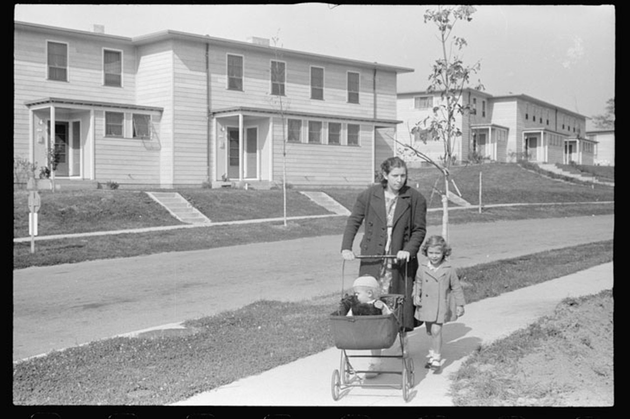 A mother walking in greenhills, 1938
Photo: Library of Congress