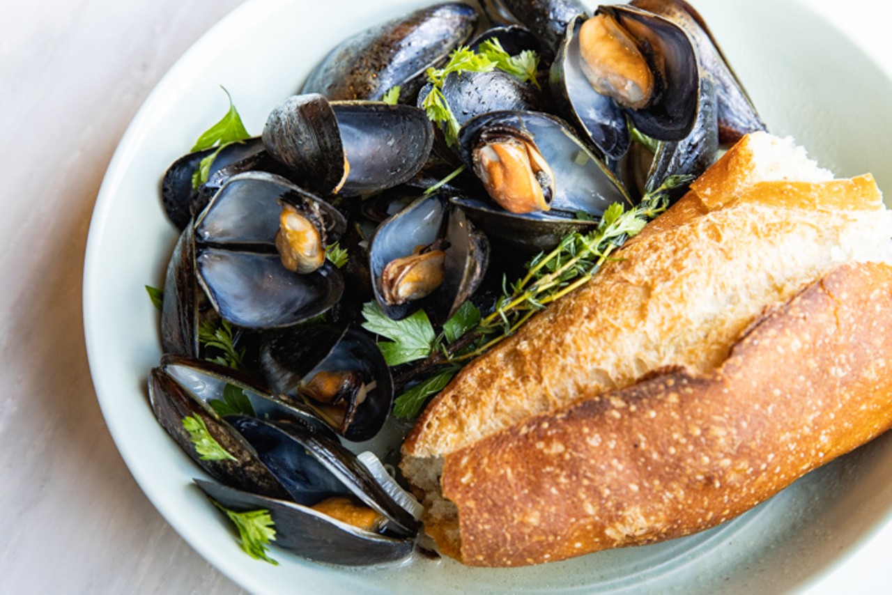 Mussels and toast