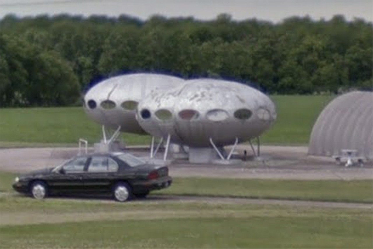Flying Saucer House
9473 OH-123, Carlisle
Designed in 1968 by Finnish architect Matti Suuronen, this flying saucer-inspired house near Dayton, one of about 20 in the United States, presents a retro look to the future.
Photo: Screen grab from Google Maps