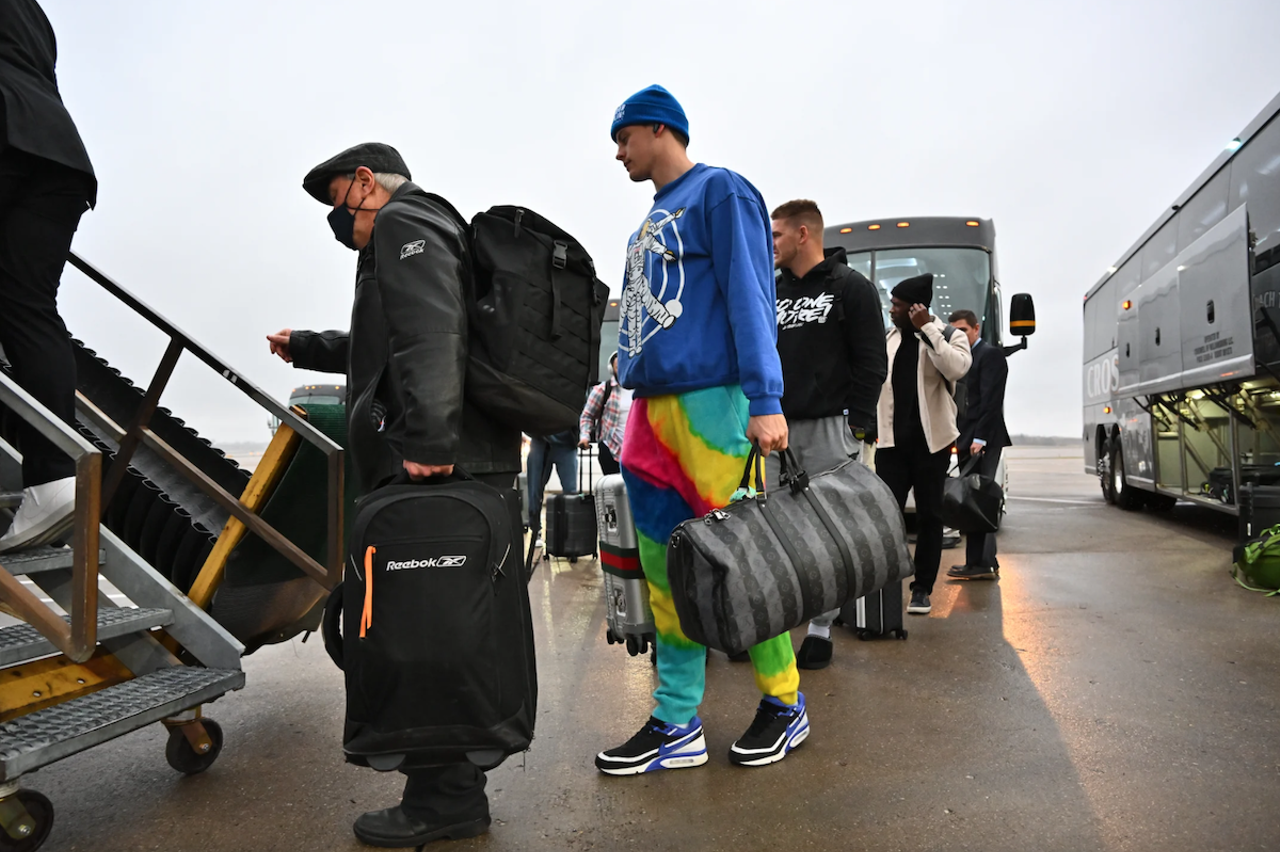 Cincinnati Bengals quarterback Joe Burrow wears a blue sweatshirt and rainbow joggers before the game against the New England Patriots on Dec. 24, 2022.