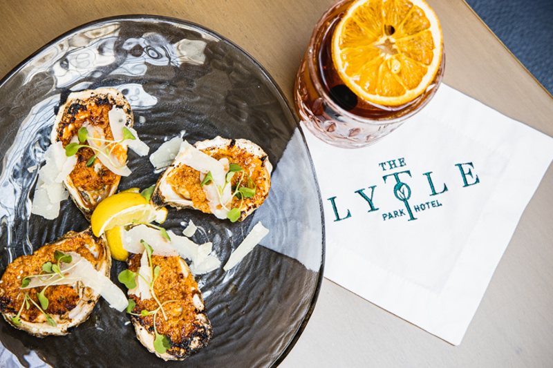 Baked oysters with leek fondue, 'Nduja and Parmesan cheese - Photo: Hailey Bollinger