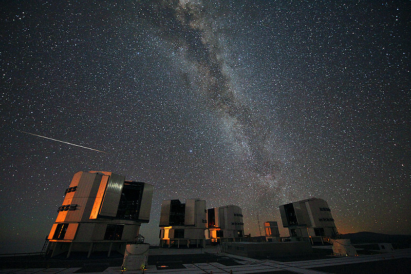 The 2010 Perseids over the Very Large Telescope facility in Chile - Photo: European Southern Observatory