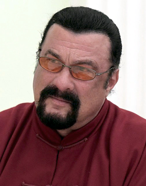 Steven Seagal is presented with his Russian passport and congratulated on receiving Russian citizenship - Photo: www.kremlin.ru