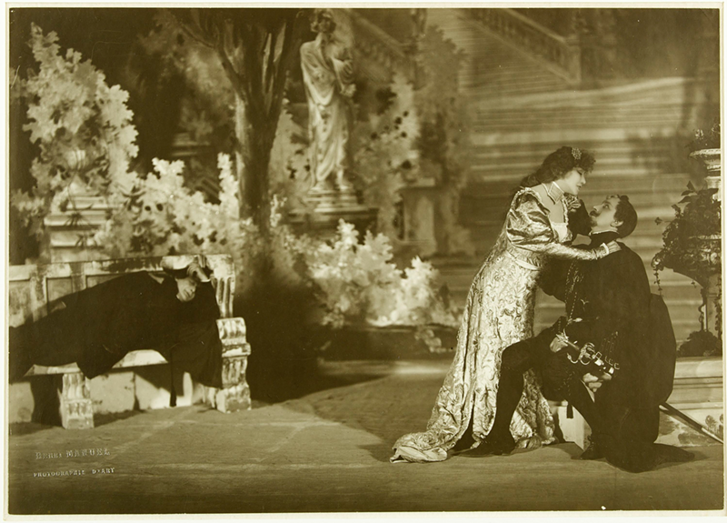 Sarah Bernhardt as La Thisbe in "Angelo, Tyrant of Padua" at the Sarah Bernhardt Theater - Photo: Maison Victor Hugo, Paris, © Henri Manuel/Maisons de Victor Hugo/Roger-Viollet