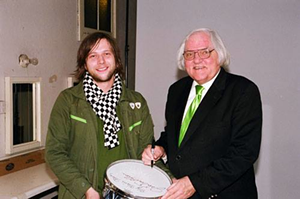 Patrick Keeler gets his snare signed by The Baron at the 2005 Cincinnati Entertainment Awards