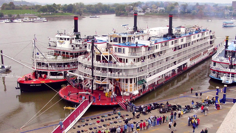 The Delta and Mississippi Queen in Cincinnati's port. - Creative Commons