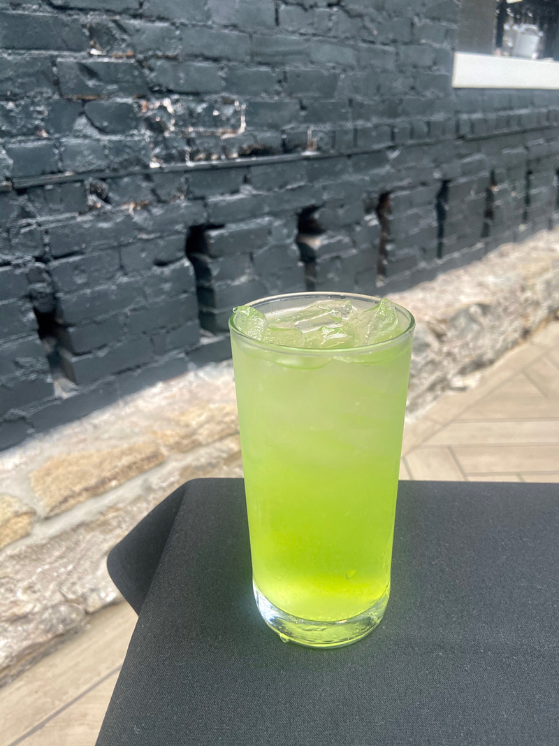 The Noisy Cricket cocktail with Absolut Citron, Midori and lemon - Photo: Provided by Hotel Covington PR