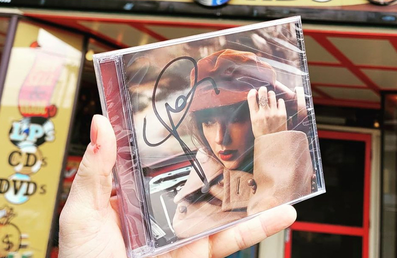 Taylor Swift send signed copies of "Red (Taylor's Version)" to Shake It Records. - Photo: instagram.com/shakeitrecords
