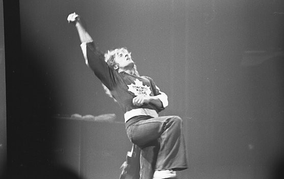 Roger Daltrey of The Who performs during a 1976 concert in Toronto. - Photo: Jean-Luc Ourlin, Wikimedia Commons