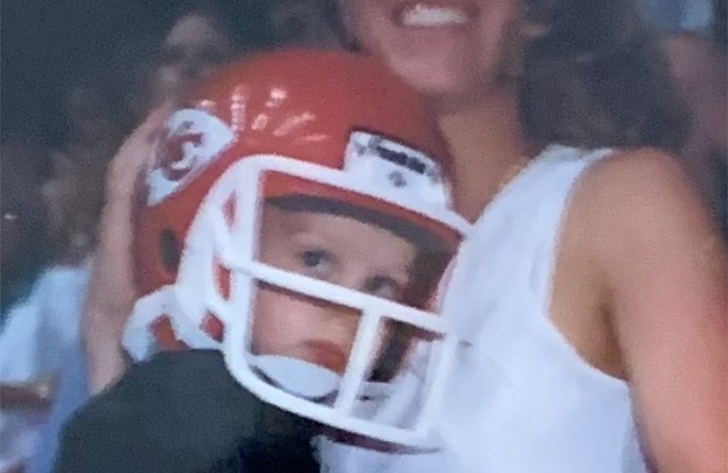 Jimmy Burrow tweeted out a photo of his son, Joe, in a Kansas City Chiefs helmet. - Photo: twitter.com/CoachBurrow