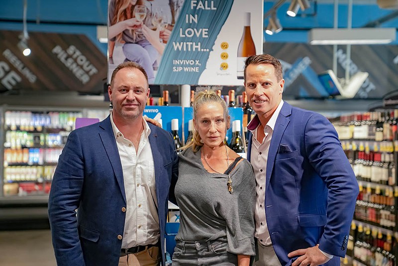 Invivo X, SJP creators Rob Cameron, Sarah Jessica Parker and Tim Lightbourne visited the Kroger on the Rhine store to celebrate the launch of the brand's Sauvignon Blanc in Kroger stores. - Photo: Provided by Game Day PR