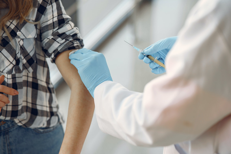 COVID-19 booster vaccines and flu shots can ward off illnesses this fall. - Photo: Gustavo Fring, Pexels