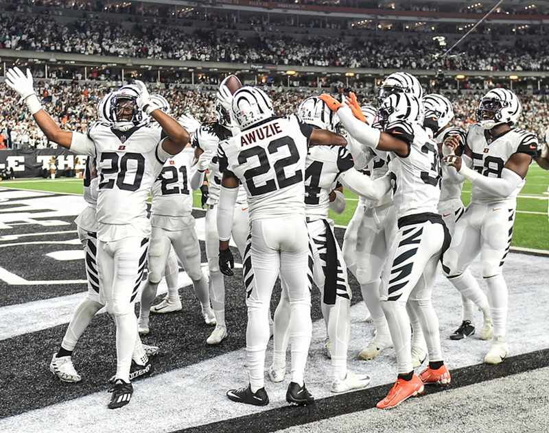 The Cincinnati Bengals wear their white helmets for the first time and celebrate after their win against the Miami Dolphins at Paycor Stadium on Sept. 29, 2022. - Photo: twitter.com/bengals