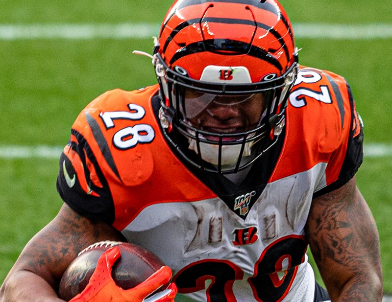 Cincinnati Bengals running back Joe Mixon plays against the Cleveland Browns in 2019. - Photo: Eric Drost, Wikimedia Commons