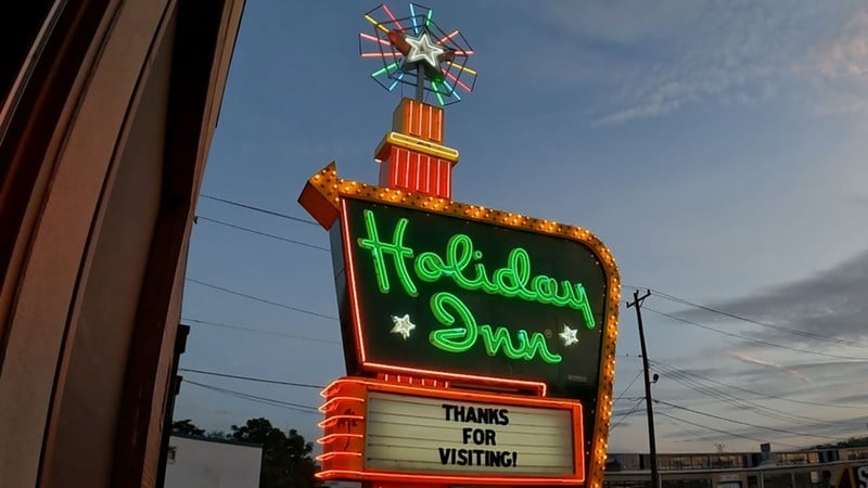 The complete Holiday Inn Great Sign. - Photo: Provided by the American Sign Museum