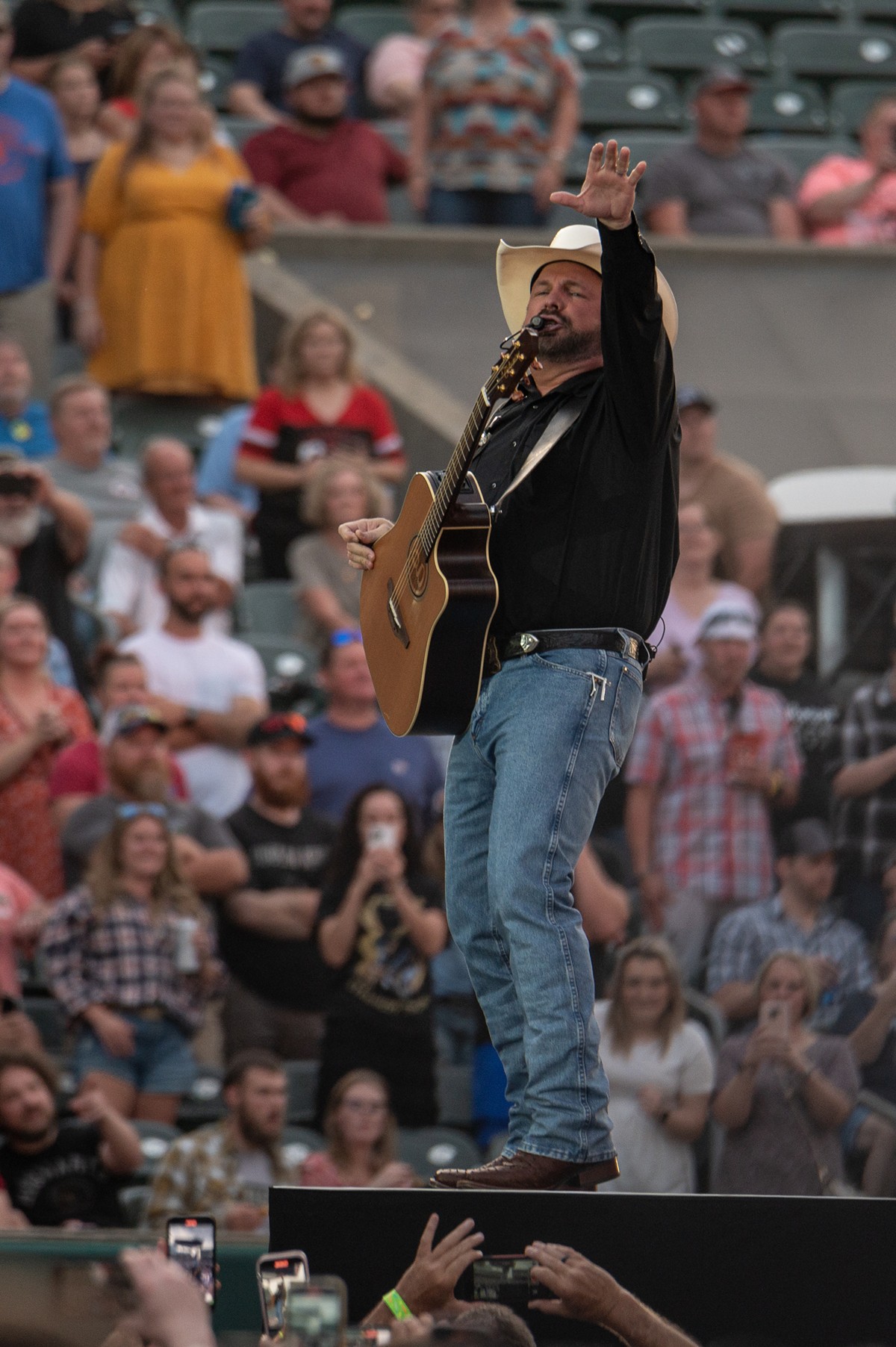 Garth Brooks electrifies small crowd at Paul Brown Stadium