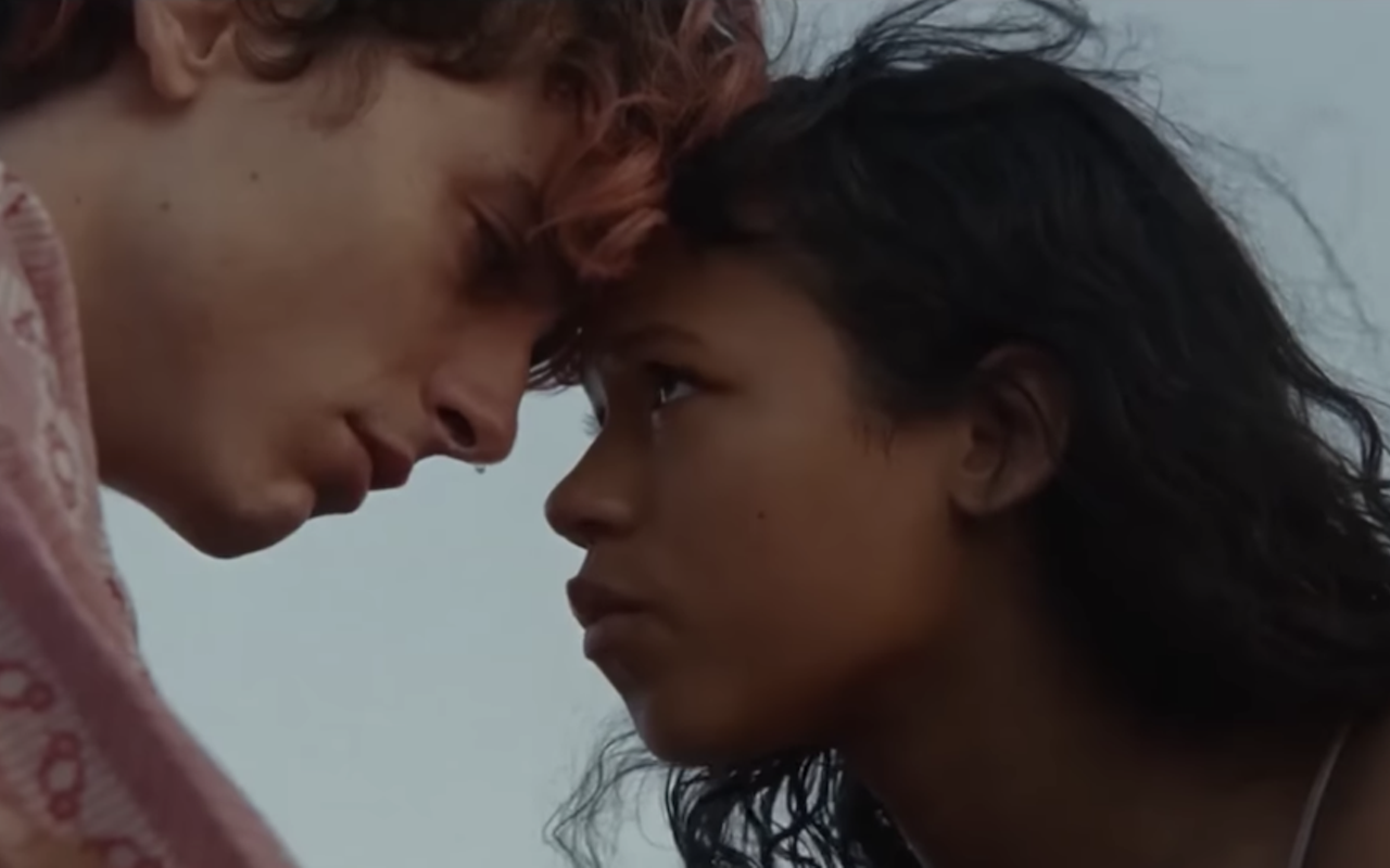 Timothée Chalamet (left) and Taylor Russell in Bones and All